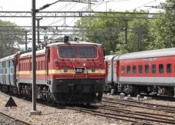 चुकीच्या रेल्वेमधून उतरवितांना झाला अपघात,महिलेस 7 लाख रुपये नुकसान भरपाई