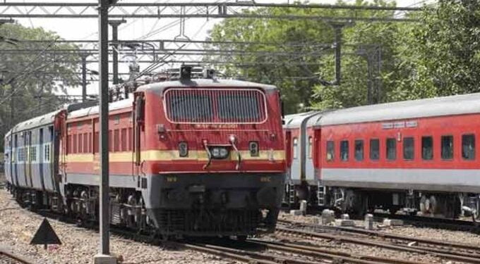 चुकीच्या रेल्वेमधून उतरवितांना झाला अपघात,महिलेस 7 लाख रुपये नुकसान भरपाई