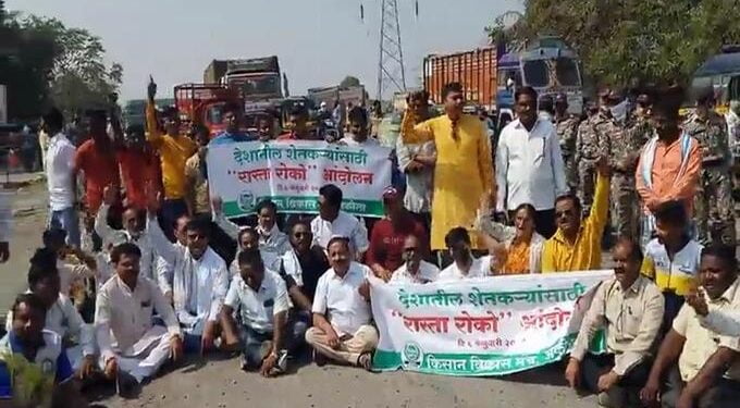 किसान विकास मंचचे अकोल्यात चक्का जाम आंदोलन