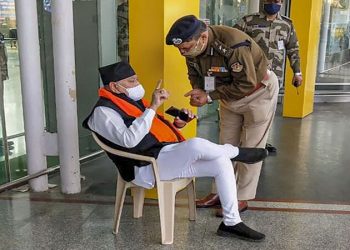 PM मोदींच्या भावाचे लखनऊ विमानतळावर धरणे आंदोलन