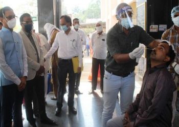 कोरोनाच्या संसर्गाचा फैलाव रोखण्यासाठी फिरत्या केंद्राद्वारे स्वॅब संकलन