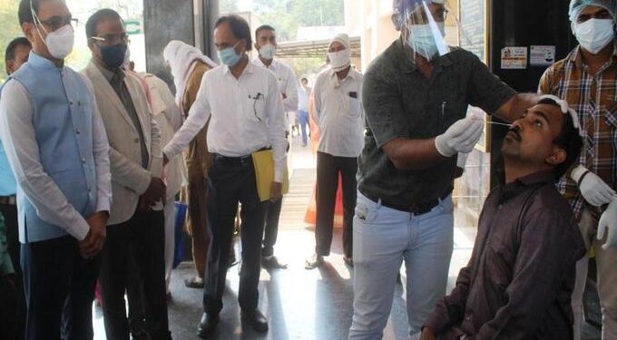 कोरोनाच्या संसर्गाचा फैलाव रोखण्यासाठी फिरत्या केंद्राद्वारे स्वॅब संकलन