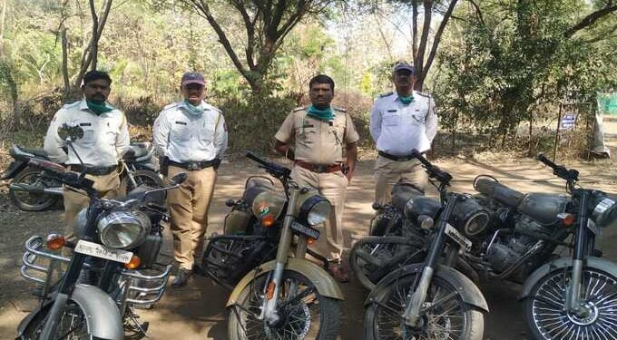 फटाके फोडणाऱ्या बुलेट विरुद्ध अकोला शहर वाहतूक शाखेची धडक कारवाई, 50 बुलेट राजा विरुद्ध दंडात्मक कारवाई