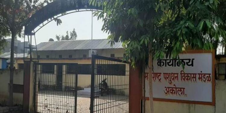 गुपचूप कार्यलायातील साहित्य ट्रकमध्ये भरून घेवून जात असल्याची माहिती पडताच भाजप, प्रहर कार्यकर्त्यांनी असे केले..