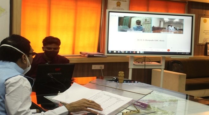 जिल्ह्यातील कोरोना संक्रमणाच्या सद्यस्थितीबाबत पालकसचिव सौरभ विजय यांनी दूरदृष्य प्रणालीद्वारे घेतला आढावा