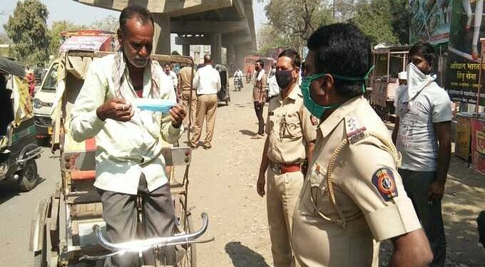 वाढत्या कोरोनाचे पार्श्वभूमीवर अकोला शहर वाहतूक शाखे तर्फे मास्क चे वाटप