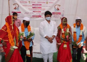 рджреЛрди рдЬреЛрдбрдкреНрдпрд╛рдВрдЪреНрдпрд╛ рдЕрдиреЛрдЦрд╛ рд╡рд┐рд╡рд╛рд╣ рд╕реЛрд╣рд│рд╛, рд╡рдВрджреЗ рдорд╛рддрд░рдореН рдореНрд╣рдгреВрди рд╡рд┐рд╡рд╛рд╣ рд╕рдВрдкрдиреНрди рдХреЗрд▓реЗ