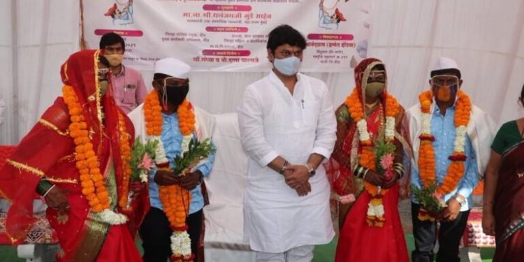 दोन जोडप्यांच्या अनोखा विवाह सोहळा, वंदे मातरम् म्हणून विवाह संपन्न केले