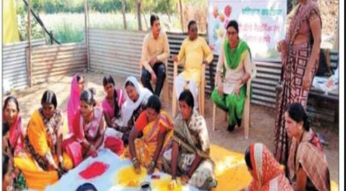 तेल्हारा तालुक्यात होळीचे नैसर्गिक रंग बनविण्याचे बचत गटांच्या महिलांना घेतले प्रशिक्षण