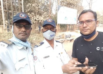 अकोला शहर वाहतूक शाखेच्या कर्मचाऱ्यांचा असाही प्रामाणिकपणा, हरविलेला महागडा मोबाईल केला परत