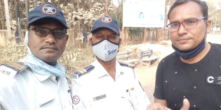 अकोला शहर वाहतूक शाखेच्या कर्मचाऱ्यांचा असाही प्रामाणिकपणा, हरविलेला महागडा मोबाईल केला परत