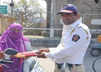 शहर वाहतूक पोलीस अजहर शेख ह्यांचा असाही प्रामाणिकपणा,पाच हजार रुपये असलेली महिलेची पर्स केली परत