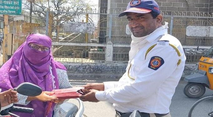 शहर वाहतूक पोलीस अजहर शेख ह्यांचा असाही प्रामाणिकपणा,पाच हजार रुपये असलेली महिलेची पर्स केली परत