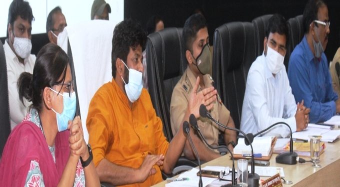 थेट संपर्कात असलेल्या व्यक्तींची दर महिन्याला कोविड चाचणी होणे अनिवार्य -पालकमंत्री बच्चु कडू