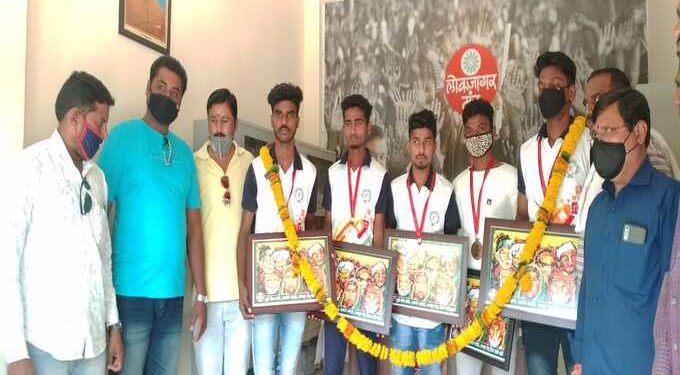 लोकजागर मंच व लोकजागर क्रीड़ा आघाडी तर्फे विजेता खेळाडूंचा सत्कार.