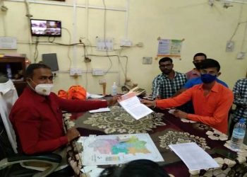 नायब तहसीलदार हरीश गुरव यांच्या कडून विद्यार्थीना होणारे त्रास व अरेरावी ची भाषा त्वरित थांबविण्यात यावी अन्यथा ठिय्या ठोको आंदोलन