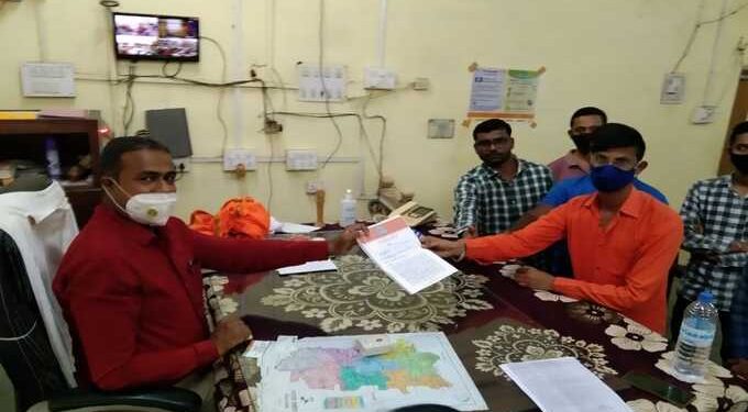 नायब तहसीलदार हरीश गुरव यांच्या कडून विद्यार्थीना होणारे  त्रास व अरेरावी ची भाषा त्वरित थांबविण्यात यावी अन्यथा ठिय्या ठोको आंदोलन