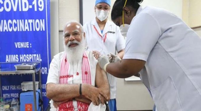 नरेंद्र मोदींनी घेतली कोरोना प्रतिबंधक लस; नागरिकांनी न घाबरता कोरोनाची लस घेण्याचे मोदींचे आवाहान