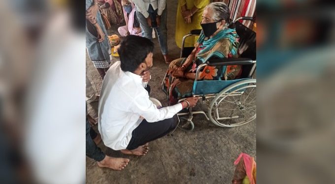 सौरभ वाघोडे यांनी ठेवला समजा पुढे आदर्श,वाढदिवशी वृद्धाश्रमामध्ये भोजन व दैनंदिन साहित्याचे वाटप