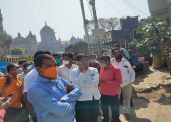 рдЖрдЭрд╛рдж рдореИрджрд╛рдирд╛рд╡рд░ рдзрд░рдгреЗ рдЖрдВрджреЛрд▓рди рдХрд░рдгрд╛рд▒реНрдпрд╛ рд╕рдВрдЧрдгрдХрдкрд░рд┐рдЪрд╛рд▓рдХрд╛рдВрд╡рд░ рд▓рд╛рдареАрдЪрд╛рд░реНрдЬ; рдореБрдВрдмрдИ рди рд╕реЛрдбрдгреНрдпрд╛рд╡рд░ рд╕рдВрдЧрдгрдХрдкрд░рд┐рдЪрд╛рд▓рдХ рдард╛рдо