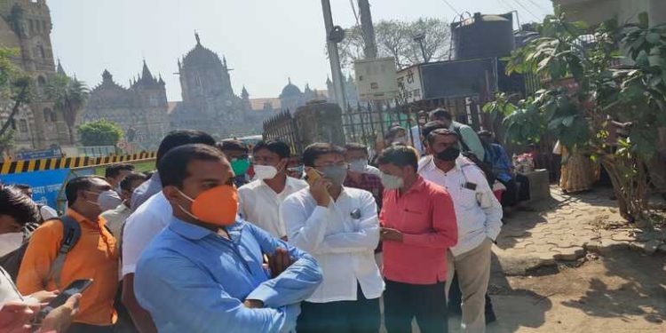 आझाद मैदानावर धरणे आंदोलन करणाऱ्या संगणकपरिचालकांवर लाठीचार्ज; मुंबई न सोडण्यावर संगणकपरिचालक ठाम