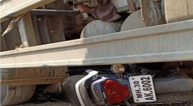 भर रस्त्यावर धावून आला कैलास,अन्यथा तो झाला असता खल्लास