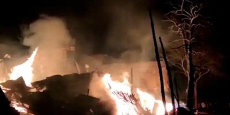 अकोला शहरातील लकडगंज परिसरातील लाकडांच्या दुकानांसह घरांना भीषण आग, तीन सिलेंडरचेही स्फोट