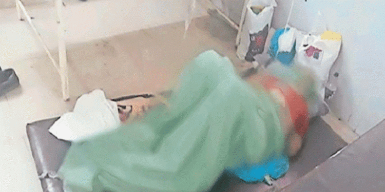 रुग्णलयात ना डॉक्टर, ना बेड्स, जमिनीवर गादी टाकून होत आहे उपचार; एकाच दिवसांत 6 रुग्णांचा मृत्यू