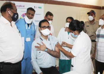 अकोला: जिल्हाधिकारी जितेंद्र पापळकर यांनी घेतली कोविड प्रतिबंधात्मक लस