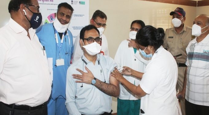 अकोला: जिल्हाधिकारी जितेंद्र पापळकर यांनी घेतली कोविड प्रतिबंधात्मक लस