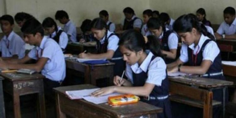 मुलांचे पेपर पूर्ण होईल का?ऑनलाईनच्या नादात मुलांचे हस्ताक्षर बिघडले,लेखनाची गतीही कमी