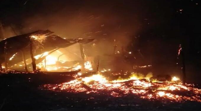 तळेगाव बाजार येथे जनावरांसह दोन गोठे जळून खाक,शेतकऱ्याचे आर्थिक नुकसान