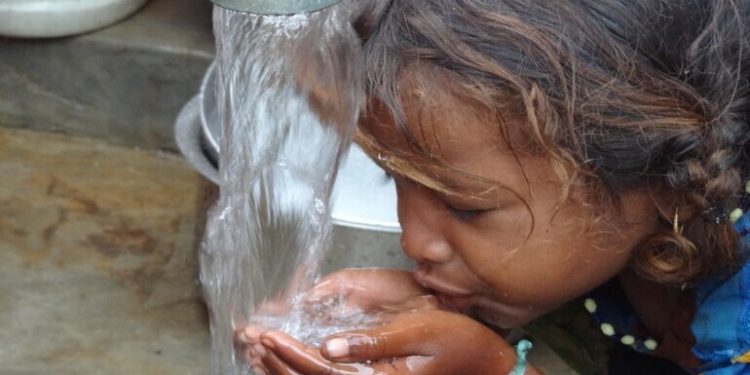 दरवर्षी दूषित पाण्यामुळे सुमारे तीन लाख मुले मृत्युमुखी