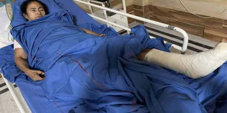 ममता बॅनर्जीला झाली दुखापत, दीड महिना प्रचार करू शकणार नाही