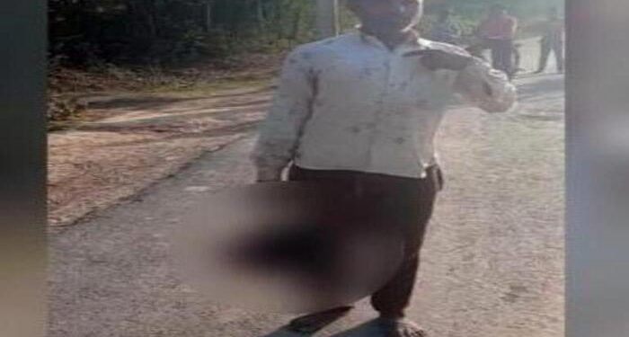 वडिलांनी मुलीचे डोके धडावेगळे केले आणि कापलेले डोके हातात घेऊन पोलीस ठाण्यात पाहोचले..