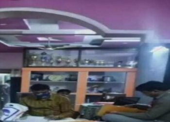 प्राथमिक शिक्षकाचा संपूर्ण पगार ३६ लाख रूपये, पण छापेमारीत आढळली ५ कोटी रूपयांची संपत्ती