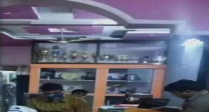 प्राथमिक शिक्षकाचा संपूर्ण पगार ३६ लाख रूपये, पण छापेमारीत आढळली ५ कोटी रूपयांची संपत्ती