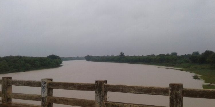 'आई-बाबा मला माफ करा' असं Whatsapp Status टाकून तरुण-तरुणींनी मारली नदीत उडी पण....