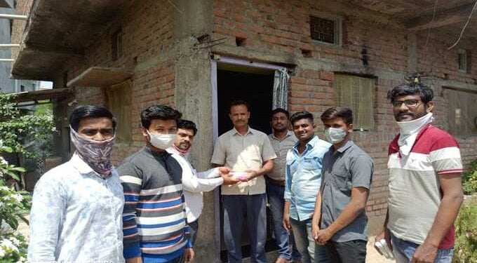 होळी निमित्य त्यांनी वाटले घरोघरी सॅनिटायझर नैसर्गिक रंगासह गाठी