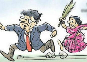 पतीला दुसऱ्या महिलेसोबत बघताच पत्नी संतापली, भर रस्त्यावर सुरु झाली मारझोड