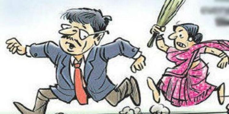 पतीला दुसऱ्या महिलेसोबत बघताच पत्नी संतापली, भर रस्त्यावर सुरु झाली मारझोड