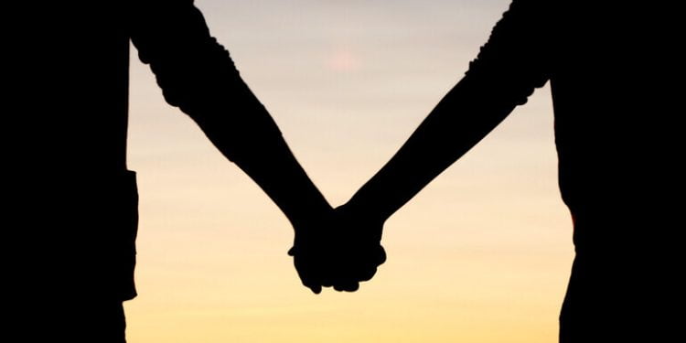 40 वर्षीय महिलेचं 20 वर्षीय तरुणावर प्रेम,आपल्या 4 मुलांना व पतीला सोडून झाली फरार