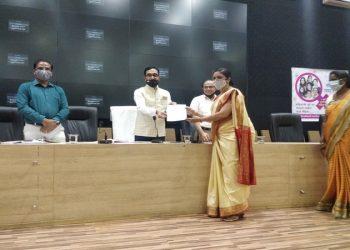 जागतिक महिला दिनी जिल्हाधिकारी यांनी केला महिला बिएलओचा सन्मान