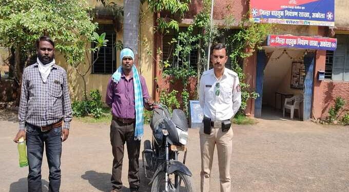 चार वर्षा पूर्वी चोरी गेलेल्या मोटारसायकल चा शहर वाहतूक शाखा अकोला ने लावला शोध