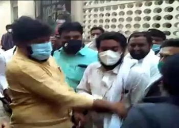 बच्चू कडू यांनी कर्मचाऱ्याच्या कानाखाली लगावली; कारण आहे गंभीर