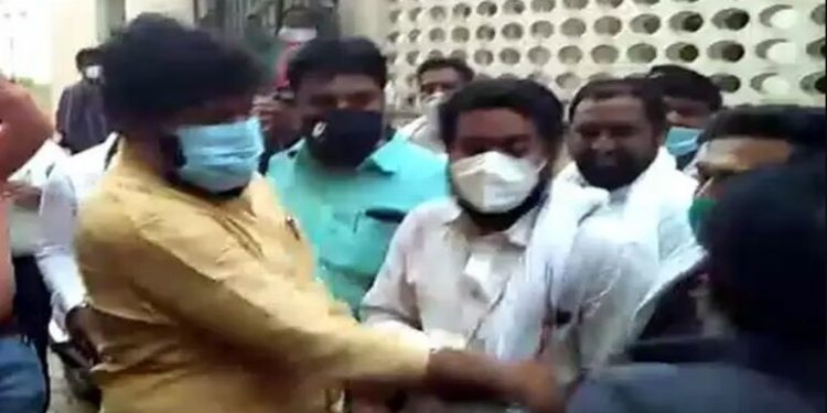 बच्चू कडू यांनी कर्मचाऱ्याच्या कानाखाली लगावली; कारण आहे गंभीर