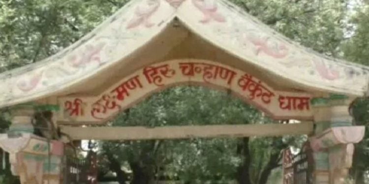 स्मशानभूमीत जमीन उकरुन पुरलेले मृतदेह कुत्र्यांनी बाहेर काढले, बुलडाण्यातील धक्कादायक प्रकार