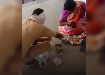 рдХрд╛рд░рдВрдЬрд╛ рдпреЗрдереАрд▓ рдпреБрд╡рдХрд╛рдЪреА рдорд╛рдгреБрд╕рдХреА рднреБрдХреЗрд▓реЗрд▓реНрдпрд╛ рдорд╣рд┐рд▓реЗрд▓рд╛ рджрд┐рд▓рд╛ рд╕реНрд╡рддрдГрдЪрд╛ рдЬреЗрд╡рдгрд╛рдЪрд╛ рдбрдмреНрдмрд╛