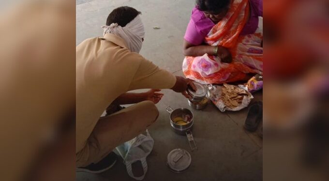 कारंजा येथील युवकाची माणुसकी भुकेलेल्या महिलेला दिला स्वतःचा जेवणाचा डब्बा