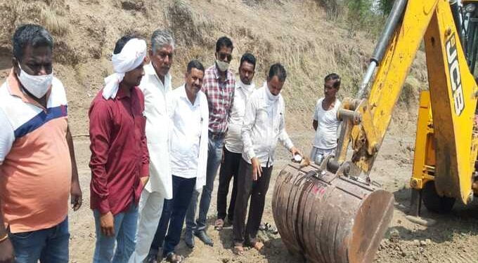 ग्राम ईसापूर येथे पाण्याची पातळी वाढविण्यासाठी लोकसहभातुन नदीचे खोलीकरण